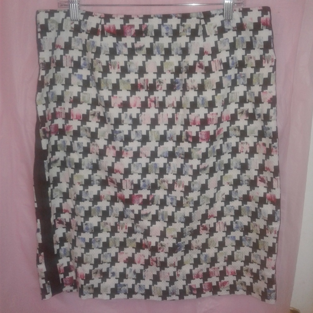 🌸 WHBM Multi-colored Houndstooth Pencil Skirt 🌸 - Picture 2 of 8